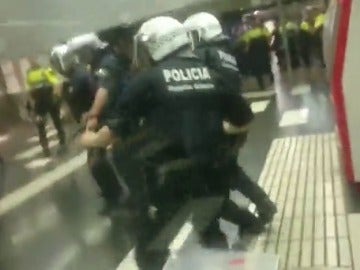 La Guardia Urbana y los manteros se enfrentan en la estación de metro de Plaza Cataluña