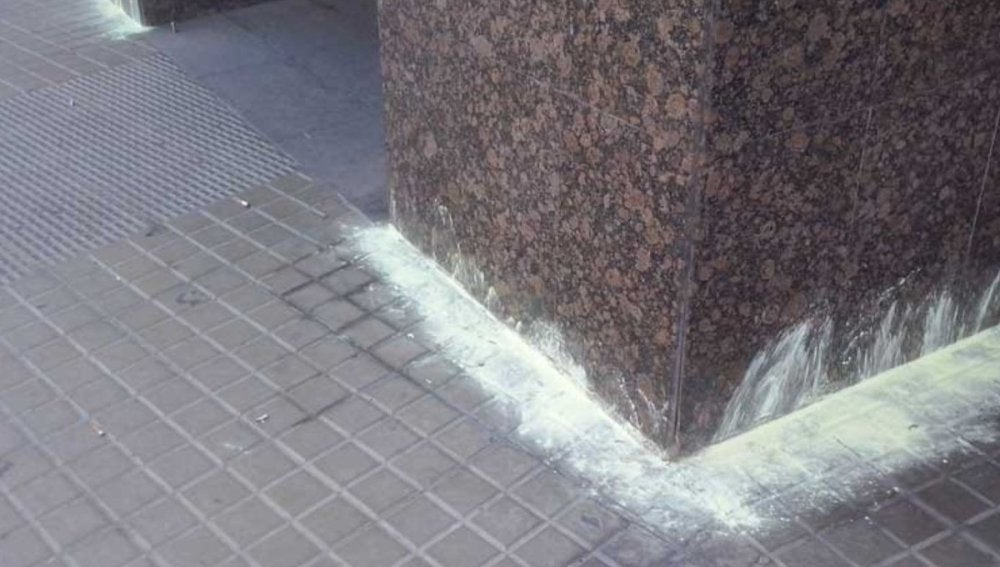 Azufre en una esquina para espantar a los perros