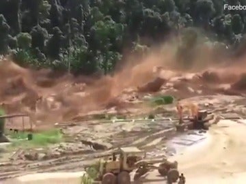 Intensas lluvias en Laos provocan el desbordamiento de una presa Intensas lluvias en Laos provocan el desbordamiento de una presa