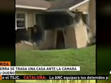 La tierra 'se traga' una casa en Florida como consecuencia del huracán Irma La tierra 'se traga' una casa en Florida como consecuencia del huracán Irma