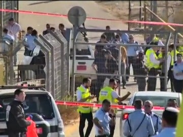 Tres israelíes mueren por disparos de un palestino en Jerusalén Tres israelíes mueren por disparos de un palestino en Jerusalén