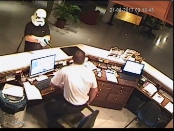 Un hombre, disfrazado con una máscara de la Guerra de las Galaxias, atraca a punta de pistola al recepcionista de un hotel Un hombre, disfrazado con una máscara de la Guerra de las Galaxias, atraca a punta de pistola al recepcionista de un hotel