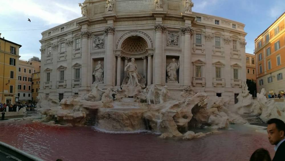 Resultado de imagen para Detienen a un hombre por teñir de rojo el agua de la Fontana di Trevi de Roma