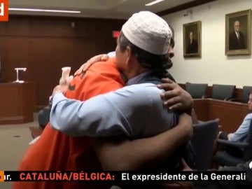Un padre abraza al asesino de su hijo en pleno juicio mientras la madre del condenado pide perdón entre lágrimas a la familia de la víctima