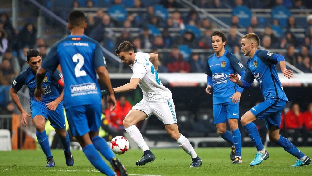 Borja Mayoral, en acción ante el Fuenlabrada