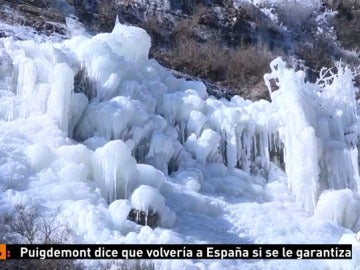 Miles de turistas acuden a contemplar las famosas cascadas de hielo de las montañas de Pekín