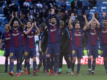 El Barcelona celebrando la victoria en el Bernabéu El Barcelona celebrando la victoria en el Bernabéu