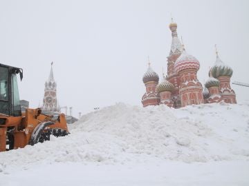 Una vista de la Plaza Roja cubierta de nieve durante fuertes nevadas en Moscú