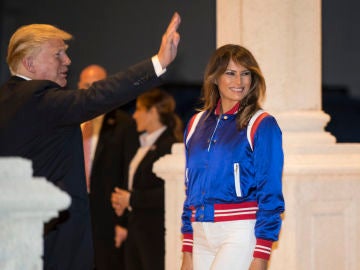 Donald y Melania Trump saludan a su llegada al evento Donald y Melania Trump saludan a su llegada al evento