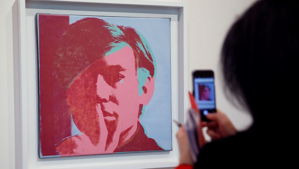 Vista de un autorretrato del artista estadounidense Andy Warhol