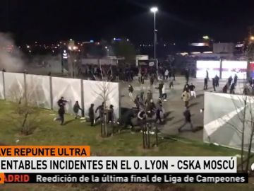 Cánticos, lanzamiento de bengalas... los ultras del Lyon siembran el pánico antes del partido contra el CSKA Cánticos, lanzamiento de bengalas... los ultras del Lyon siembran el pánico antes del partido contra el CSKA