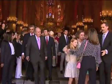 Desencuentro entre la Reina Letizia y la Reina Sofía por una foto durante la misa de Pascua en Palma