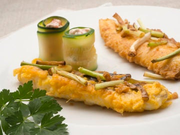 Gallo rebozado con rulos de calabacín Gallo rebozado con rulos de calabacín
