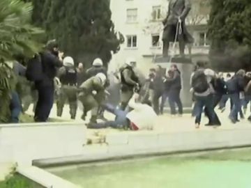 Intentan derribar la estatua del presidente Truman en Atenas Intentan derribar la estatua del presidente Truman en Atenas
