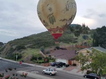 Un globo aerostático improvisa un aterrizaje al lado de una carretera Un globo aerostático improvisa un aterrizaje al lado de una carretera