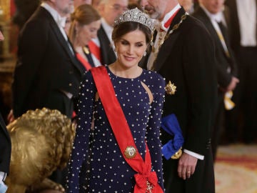 La reina Letizia durante la recepción de invitados La reina Letizia durante la recepción de invitados