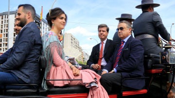 Cayetano Martínez de Irujo junto a su novia y unos amigos en la calesa Cayetano Martínez de Irujo junto a su novia y unos amigos en la calesa