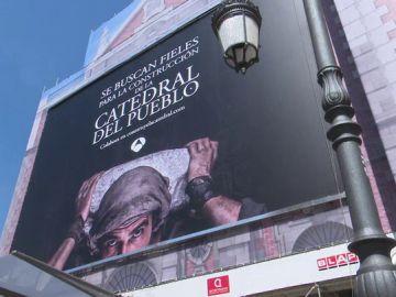 'La Catedral del Mar' busca fieles en el centro de Madrid para la construcción de la catedral del pueblo 'La Catedral del Mar' busca fieles en el centro de Madrid para la construcción de la catedral del pueblo