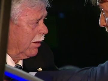 El llanto de Martín Aguilar y el consuelo del presidente del Levante tras el descenso del Málaga El llanto de Martín Aguilar y el consuelo del presidente del Levante tras el descenso del Málaga