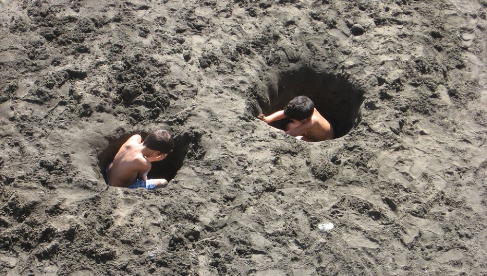 Resultado de imagen de Rescatan a un niÃ±o de 11 aÃ±os enterrado en la arena de una playa de Australia