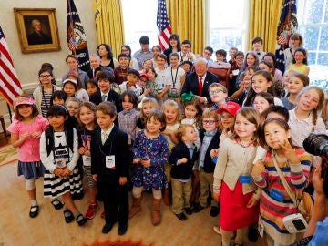 Trump con niños en el Despacho Oval