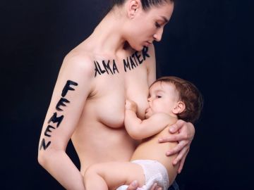 Activista de FEMEN amamanta a su hijo Activista de FEMEN amamanta a su hijo