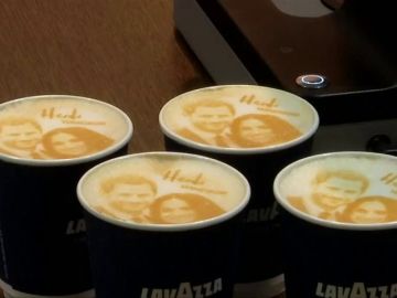 Las caras de Harry y Meghan en cafés para llevar