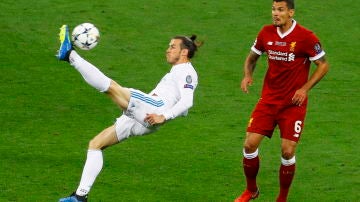 Gareth Bale marca el 2-1 durante la final de la UEFA Champions League de chilena Gareth Bale marca el 2-1 durante la final de la UEFA Champions League de chilena