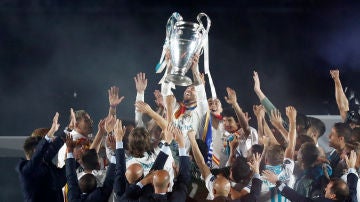 Ramos alza la Copa de Europa en el centro del Santiago Bernabéu Ramos alza la Copa de Europa en el centro del Santiago Bernabéu