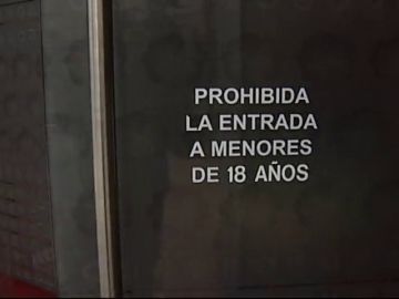 <p>Detienen a un hombre por dejar a su sobrina de dos años sola en un coche mientras estaba en una sala de juegos</p> <p>Detienen a un hombre por dejar a su sobrina de dos años sola en un coche mientras estaba en una sala de juegos</p>