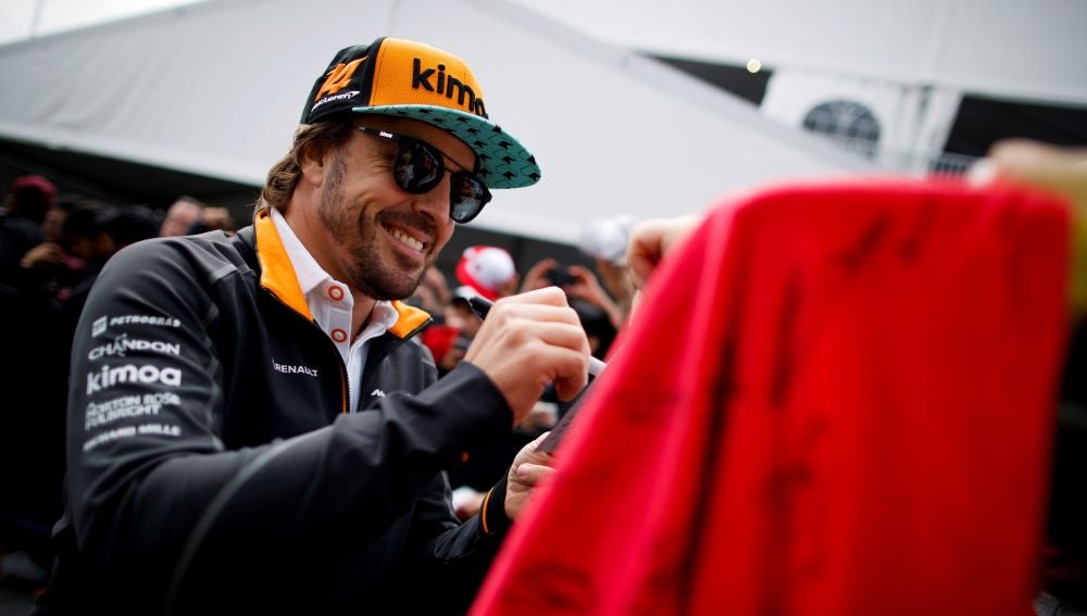 Fernando Alonso firma autÃ³grafos en Montreal