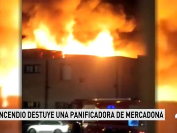 Un espectacular incendio devora una panificadora de Mercadona en Valencia