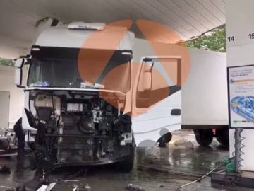 Tres muertos en una colisión frontal entre un turismo y un camión en Asturias Tres muertos en una colisión frontal entre un turismo y un camión en Asturias