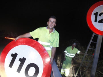 Cambio de señales en una autovía de Córdoba Cambio de señales en una autovía de Córdoba