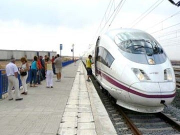 Varios pasajeros esperan al AVE Varios pasajeros esperan al AVE
