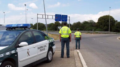 Un conductor sin carné y ebrio intenta sobornar a los agentes para que no le multen 