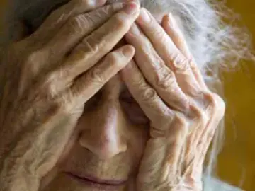 Una mujer tapándose la cara con las manos Una mujer tapándose la cara con las manos