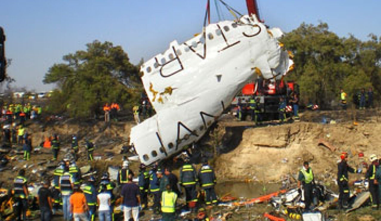 Imagen de los restos del avi&oacute;n de Spanair tomada el 20 de agosto de 2008