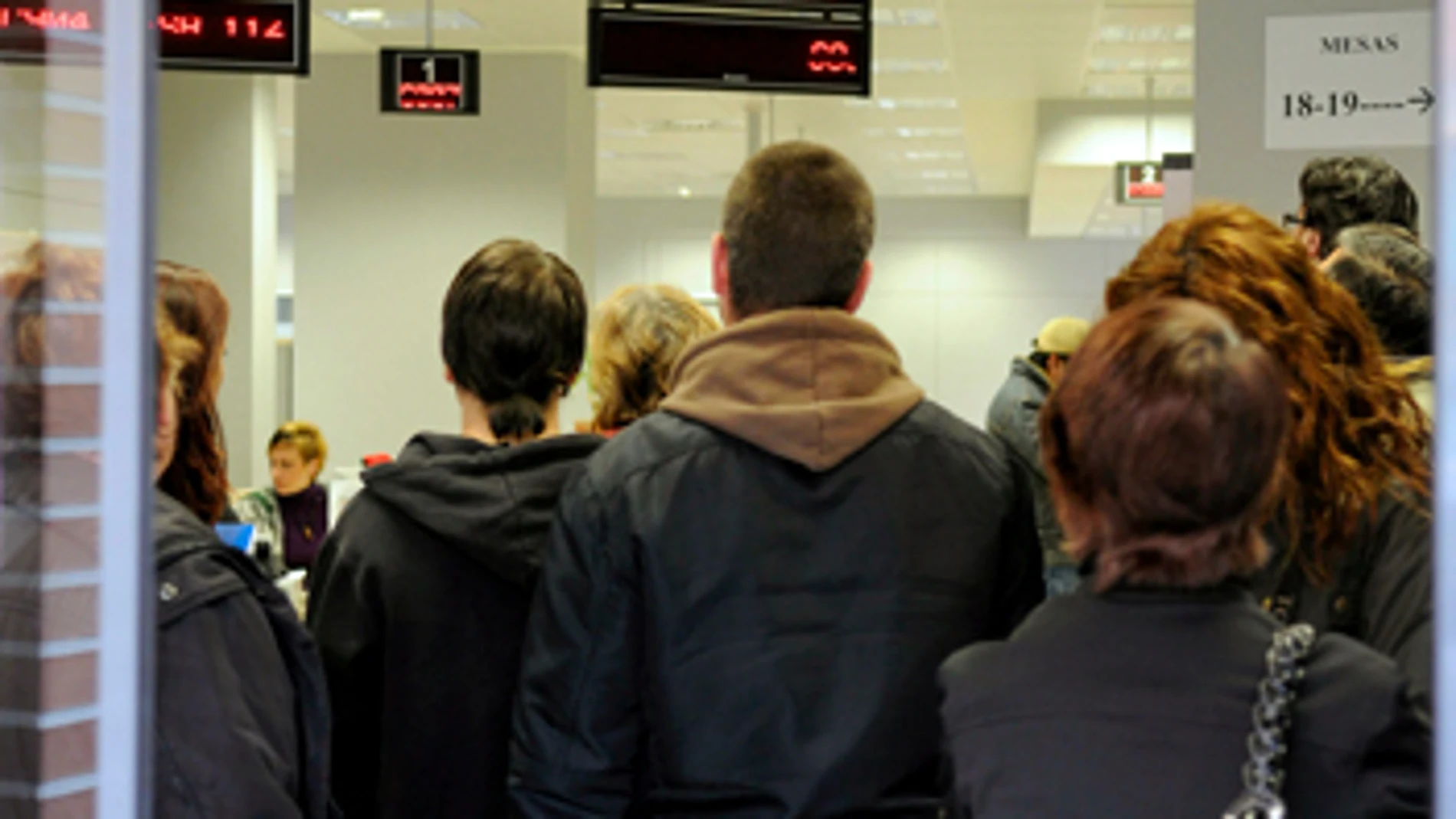 Parados en una oficina de empleo Parados en una oficina de empleo