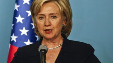 Hillary Clinton califica de aberración los planes de quemar el Corán