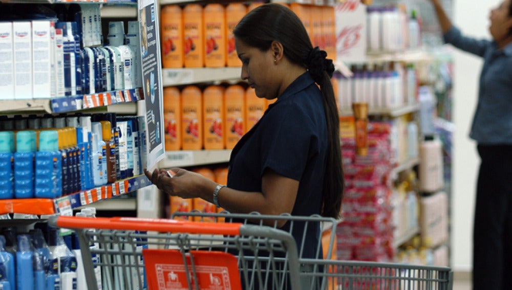 Mejora levemente la confianza del consumidor