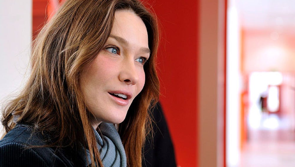 Carla Bruni discute de música con un "sin techo"