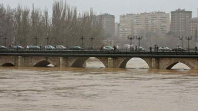 Las crecidas del Ebro y el Pisuerga ponen en alerta a Navarra y Valladolid