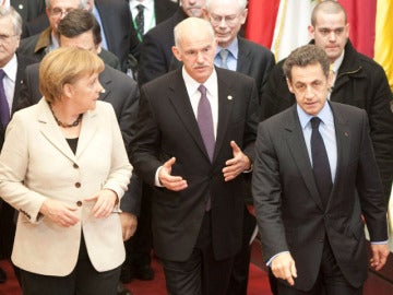 Merkel y Sarkozy con Papandreu