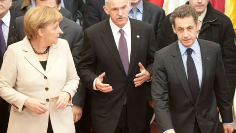 Merkel y Sarkozy con Papandreu Merkel y Sarkozy con Papandreu