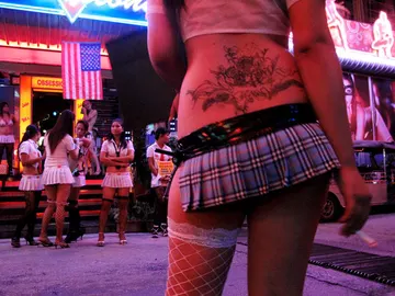 Prostitutas a la entrada de un local Prostitutas a la entrada de un local