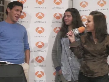 Una fan canta a Mario Casas Una fan canta a Mario Casas