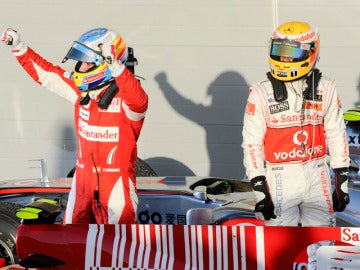 Hamilton observa a Alonso tras ganar la cita del 2010