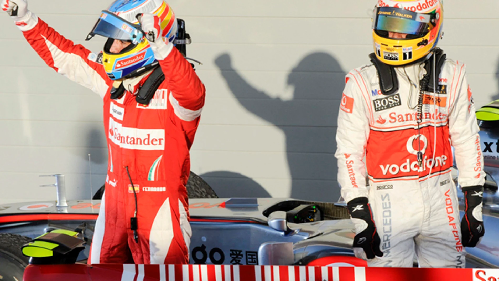 Hamilton observa a Alonso tras ganar la cita del 2010