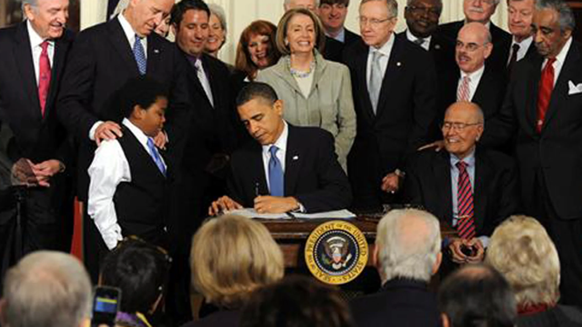 Obama firma su esperada reforma sanitaria Obama firma su esperada reforma sanitaria